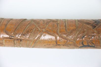 ASIE. Canne en bois gravée représentant des...