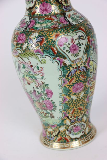 ASIE (CHINE) : CANTON. Vase balustre en porcelaine...