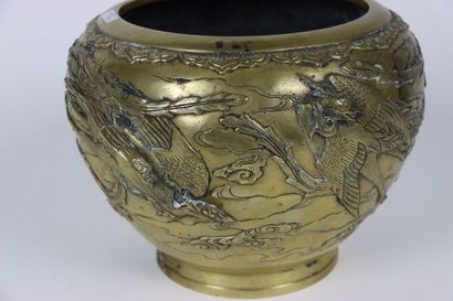 ASIE (CHINE) : Cache-pot en bronze à décor...