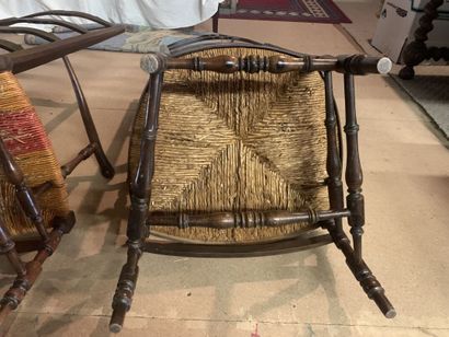 Deux chaises de nourrice paillés en bois...