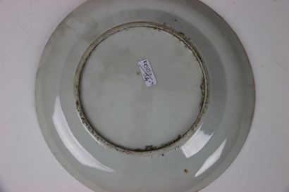 CHINE. Coupe en porcelaine à décor de volatiles...