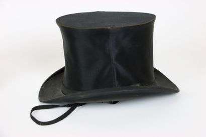 Une paire de chapeau CLAC. Hauteur: 15 c...