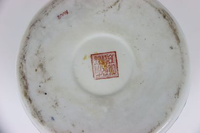Asia : Vase in polychrome enamelled porcelain...