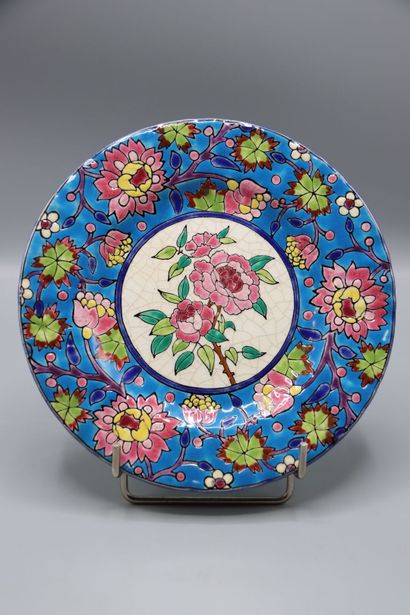 Paire d'assiettes en émaux à décor de fleur...