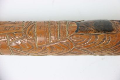 ASIE. Canne en bois gravée représentant des...