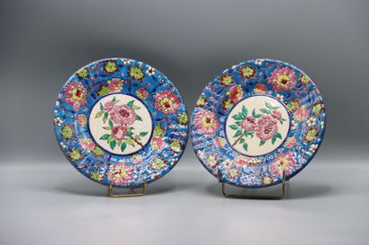 Paire d'assiettes en émaux à décor de fleur...
