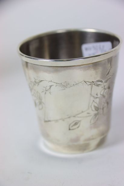 Paire de carafes en cristal à montures en...
