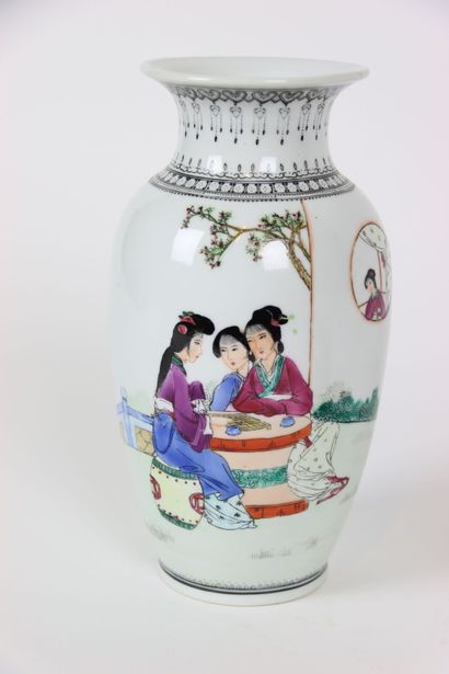 ASIE (CHINE) : Vase en porcelaine émaillée...