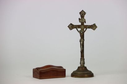 Réunion d'un crucifix en laiton hauteur :...