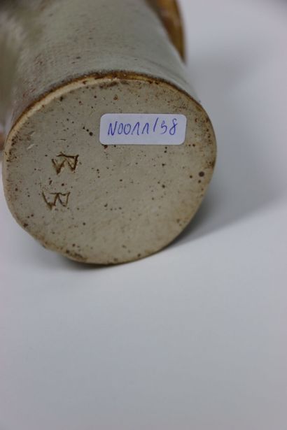 Petit vase en forme de feuille. Signé B.B....
