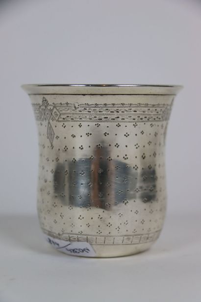 Une timbale en argent. Poinçon Minerve. Dimensions:...