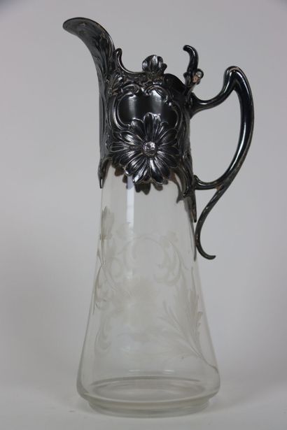 Carafe en verre gravé à décor de fleurs avec...