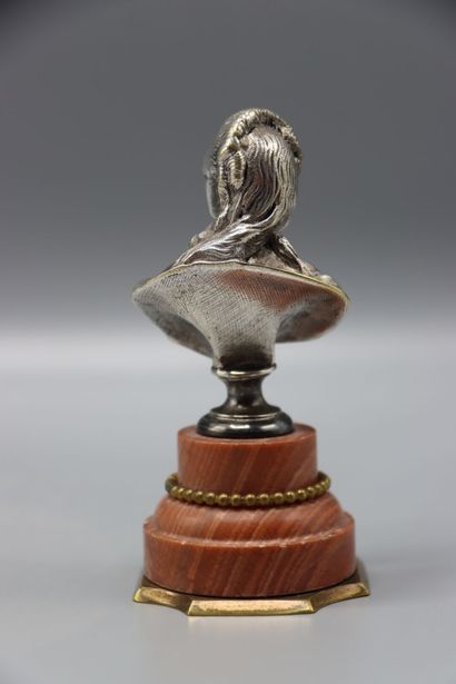 Buste de Marie-Antoinette en bronze argenté...