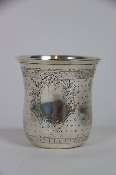 Une timbale en argent. Poinçon Minerve. Dimensions:...