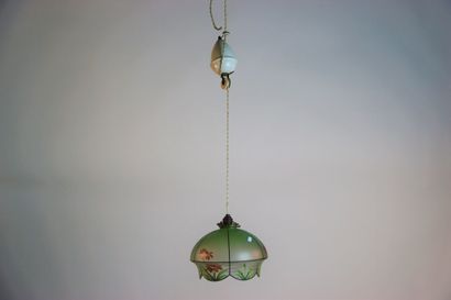 Lustre monte et vient en verre émaillé. Diamètre...