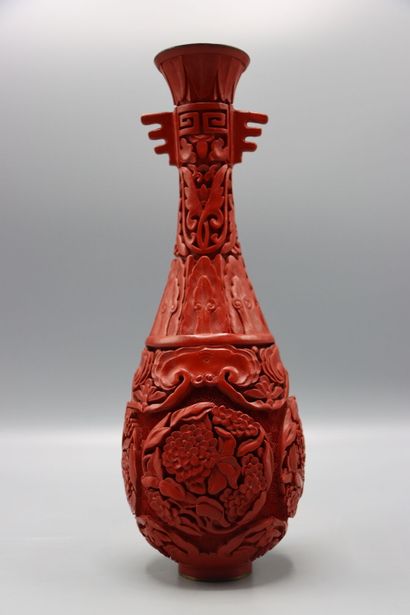 ASIE Chine : Vase soliflore (cinabre) en...