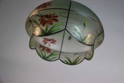 Lustre monte et vient en verre émaillé. Diamètre...