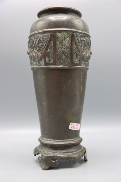 ASIE (CHINE) : Paire de vases en bronze de...