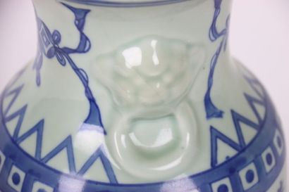 ASIE (CHINE) Vase en porcelaine bleu pâle...