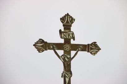 Réunion d'un crucifix en laiton hauteur :...