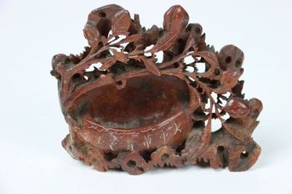 CHINA. Flowered basket in lardstone engraved...