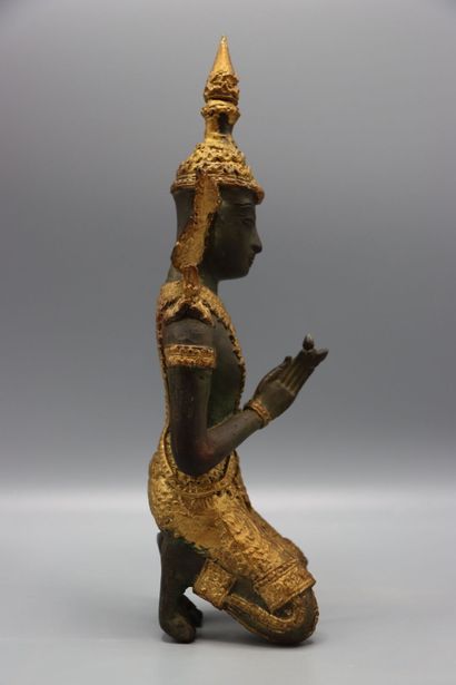 ASIA (THAILAND) : Kneeling Buddha in prayer,...