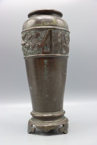 ASIE (CHINE) : Paire de vases en bronze de...