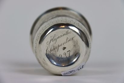 Une timbale en argent. Poinçon Minerve. Dimensions:...