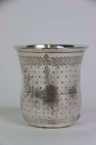 Une timbale en argent. Poinçon Minerve. Dimensions:...