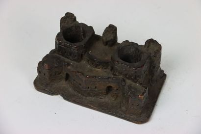 Travail du XIXe siècle. Un encrier en bois...