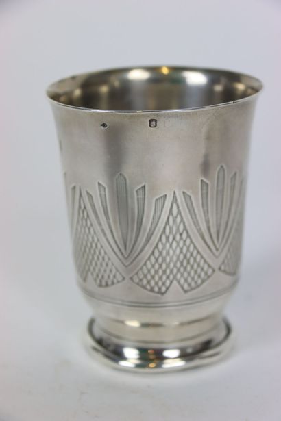 Paire de carafes en cristal à montures en...