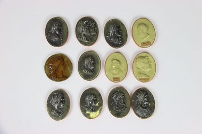 Collection de onze médaillons à décor de...