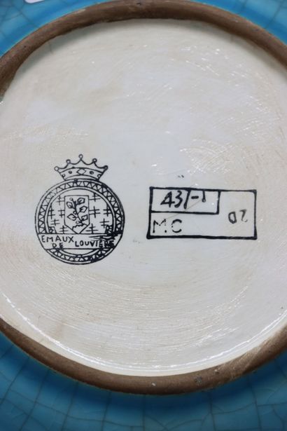 Paire d'assiettes en émaux à décor de fleur...