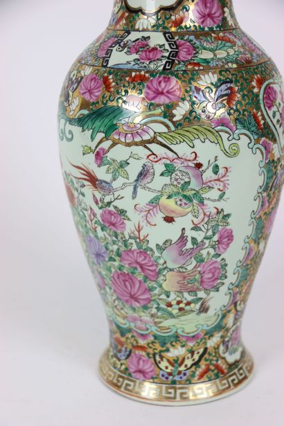 ASIE (CHINE) : CANTON. Vase balustre en porcelaine...