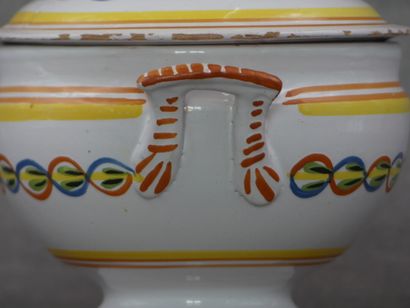 Petit pot couvert à décor de guirlande. Diamètre...