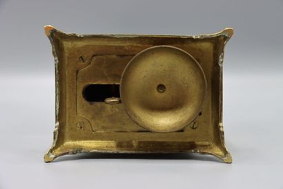 Petite pendule d'officier à décor polychrome...