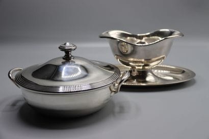 CHRISTOFLE. Une saucière avec un petit saladier...