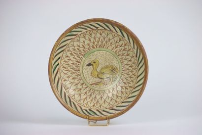 Travail du début XXéme. Assiette en céramique...