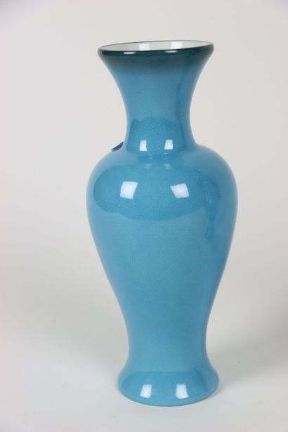 Paire de vase balustres en porcelaine bleu...