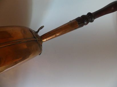 Bassine en cuivre, manche en bois tourné....