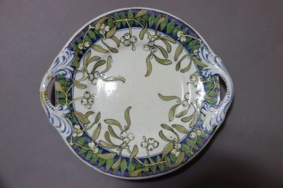 Réunion de 5 assiettes et plats à différents...