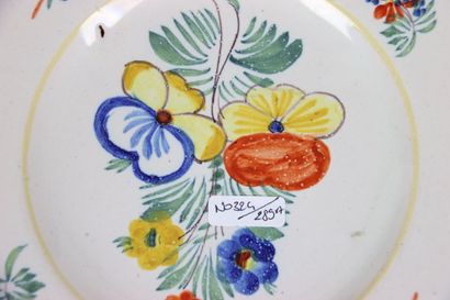 MOUSTIERS : Lot comprenant 5 assiettes à...