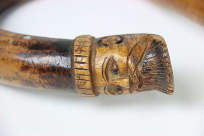 ASIE. Canne en bois gravée représentant des...