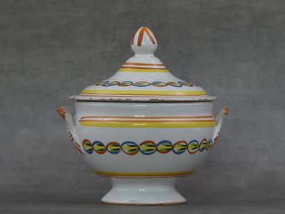 Petit pot couvert à décor de guirlande. Diamètre...