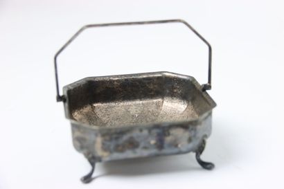 Réunion d'une tasse, un coquetier, une salière...