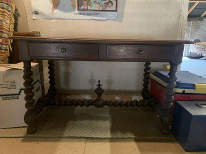 Bureau de style louis XIII, ouvrant par deux...