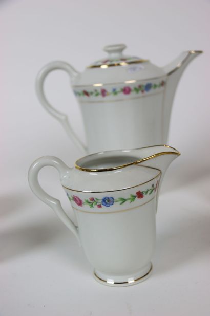 Partie de service en porcelaine (Lourioux)...