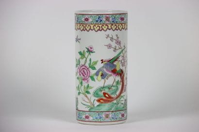 Asia : Vase in polychrome enamelled porcelain...