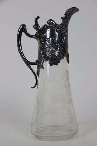 Carafe en verre gravé à décor de fleurs avec...