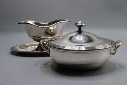 CHRISTOFLE. Une saucière avec un petit saladier...